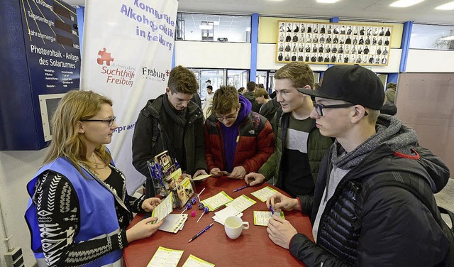 Jugendliche holen sich Tipps an den Infostnden.   | Foto: Ingo Schneider