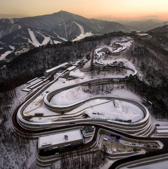 Die Rodelbahn in Pyeongchang; die entscheidende neunte Kurve zeigt der Pfeil.   | Foto: AFP/dpa/Jost