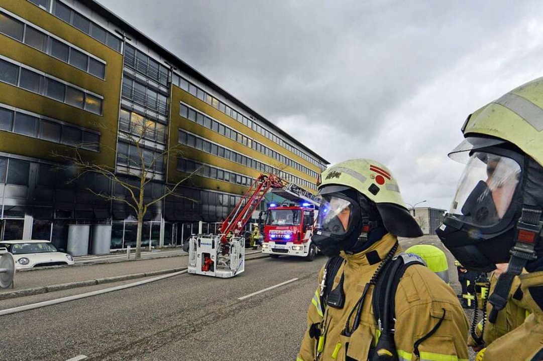 Beim Brand in einem Labor des Fraunhof... verletzten sich sechs Feuerwehrleute.  | Foto: Michael Bamberger