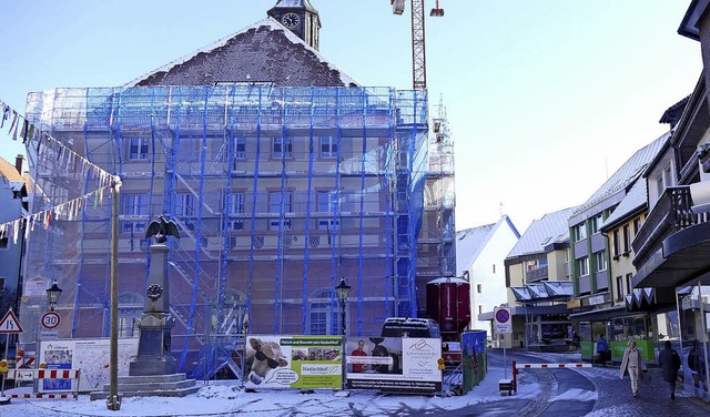 Der Platz rund um das Lffinger Rathau...bt, muss der Gemeinderat entscheiden.   | Foto: Martin Wunderle