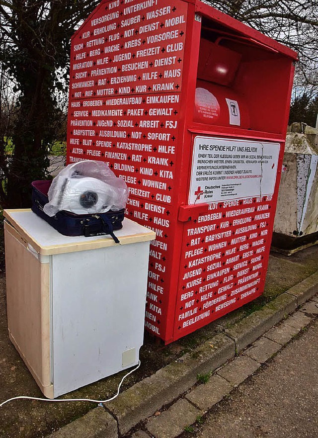 Am Altkleider-Container in Windenreute...lektro-Kleingert  illegal abgeladen.   | Foto: Hans Meidhof