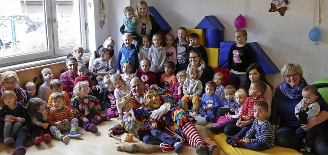 Marco Hipfel (liegend) stimmte den Kin...ten Sternschnuppe auf die Fasnet ein.   | Foto: Silas Schwab