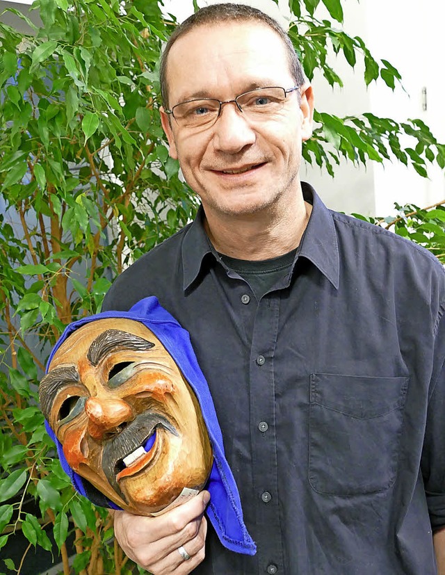 Ehrenzunftrat Christian Zimmermann mit...t: der Holzmaske mit dem blauen Tuch.   | Foto: Frank Leonhardt