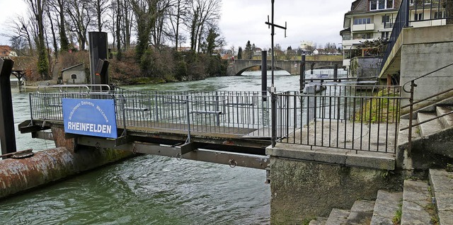 Die beiden Anlegestellen am Rhein sollen durch eine ersetzt werden.   | Foto: Elena Bischoff