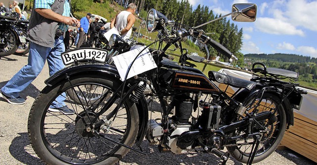 Auf dem Sozius eines Ardie-Motorrads u...nteuerliche Fahrt zu einer Kindstaufe.  | Foto: Korinth