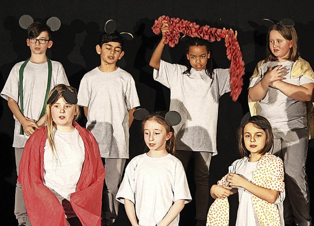 Die Kinder der 4a der Gerhard-Jung-Sch...kinder&#8220; auf der Bhne zu sehen.   | Foto: Martin Klabund