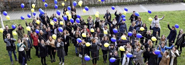 Die neuen Lehramtsanwrter &#8211; 72 ...nburger Seminars Luftballons steigen.   | Foto: Julia Trauden