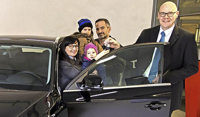 Ulf Bleckmann bergab die Autoschlssel an Familie Riggi.   | Foto: ZVG