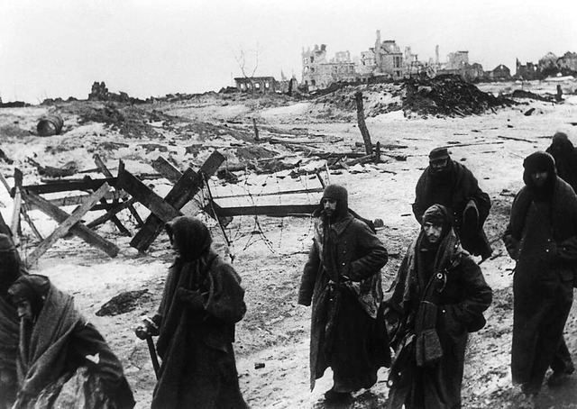Deutsche Soldaten nach der Kapitulation in Stalingrad.  | Foto: dpa