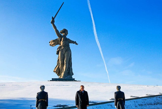 Russlands Staatsprsident Wladimir Put...te 1942/43 die Wende im Weltkrieg ein.  | Foto: dpa