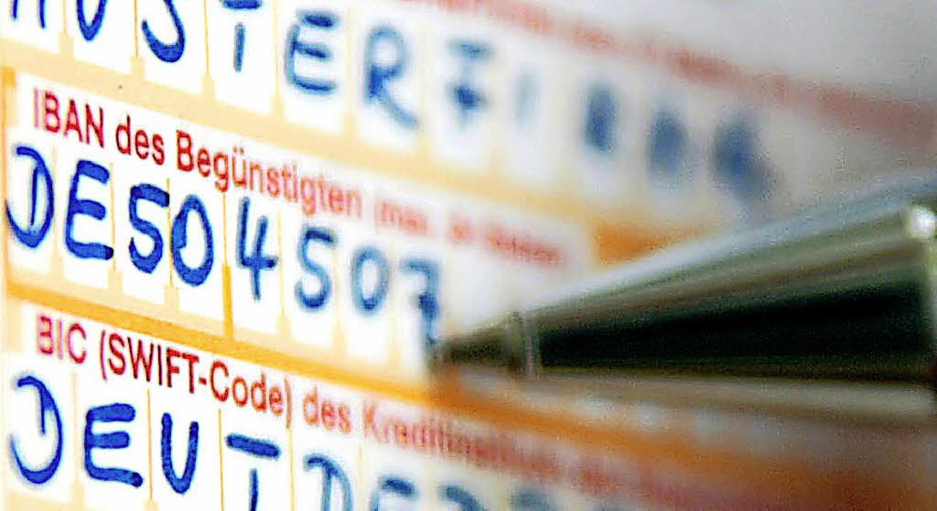Fr die Kunden der Volksbank Mllheim ...rch die Fusion die IBAN ihres Kontos.   | Foto:  dpa