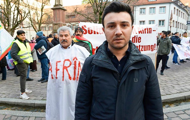 Halil zel mit Demonstranten  | Foto: Ingo Schneider