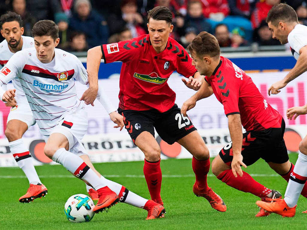 Fokus auf den Ball: Freiburger und Leverkusener versuchen den Kampf um den Ball zu gewinnen.