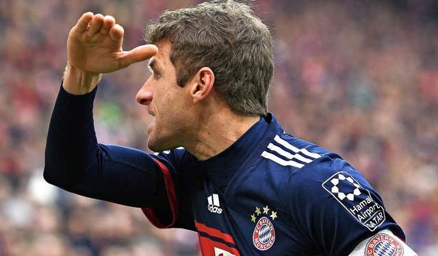 Wo ist sie denn, die Konkurrenz: Bayern-Spieler Thomas Mller hlt Ausschau.    | Foto:  dpa