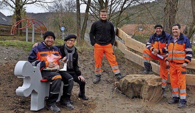 Azubi Etienne Achstaller, Karin Reiche...euen sich ber das neue Sitznilpferd.   | Foto:  privat