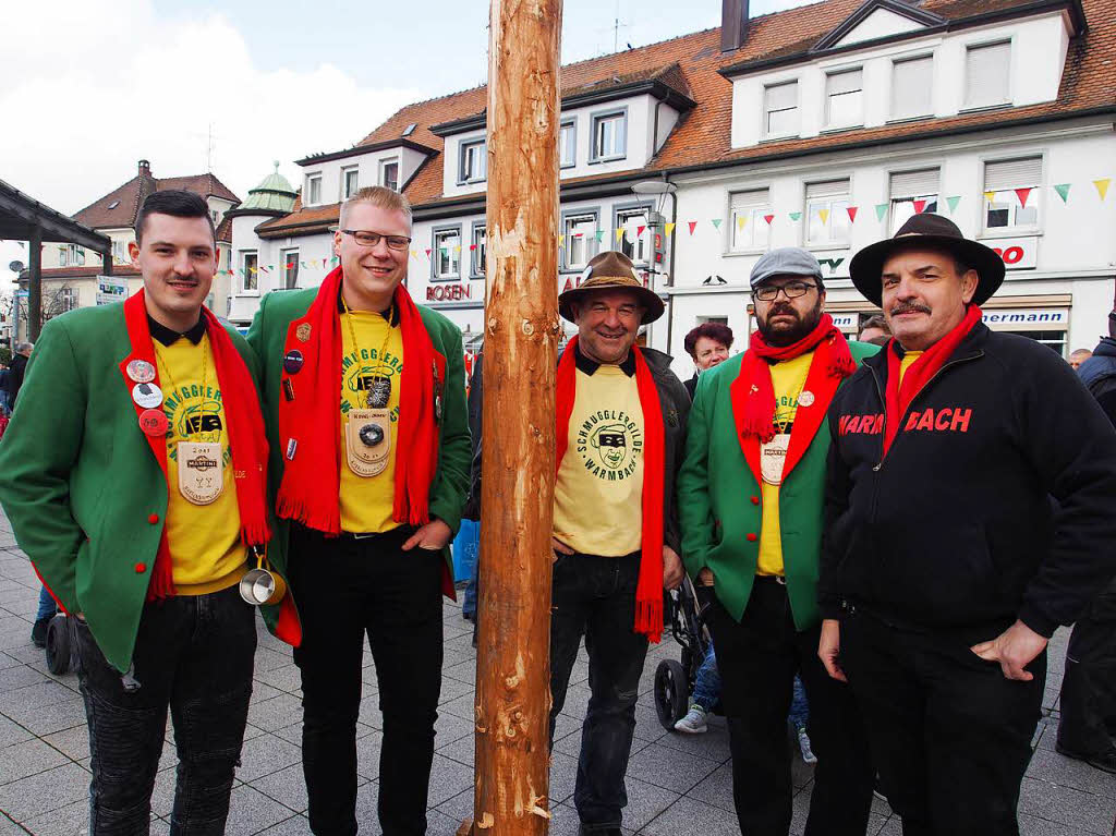 Das Narrenbaum-Team von der Schmugglergilde Warmbach mit ihrem Vorsitzenden Thomas Griel (rechts)