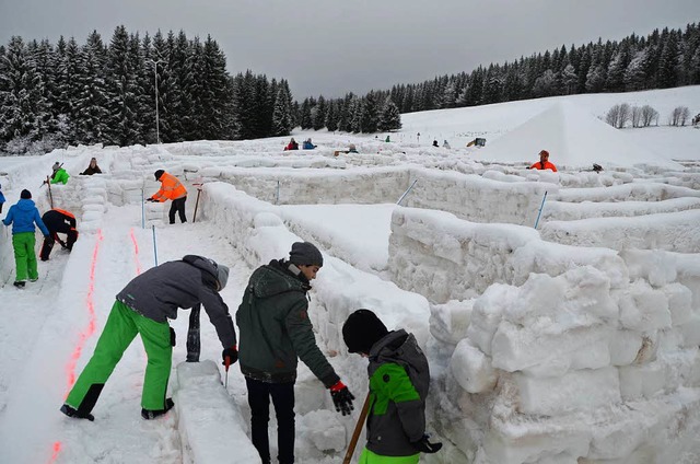 Rund 400 Helfer haben in dieser Woche ...fter Schneemasse ein Labyrinth gebaut.  | Foto: Fotos: Sarah Trinler