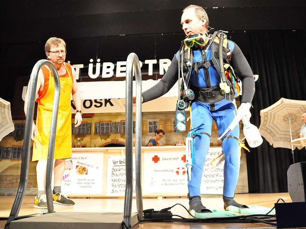 Axel Rauscher als Taucher aus Ost-Berlin sucht im Schopfheimer Schwimmbad gemeinsam mit Kioskbetreiber Roland Schwald nach Lecks.