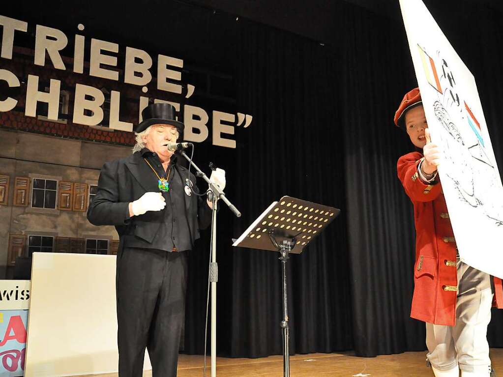 Jeannot Weienberger und Kinder-Statthalter Jakob I. bei der Schnitzelbank.