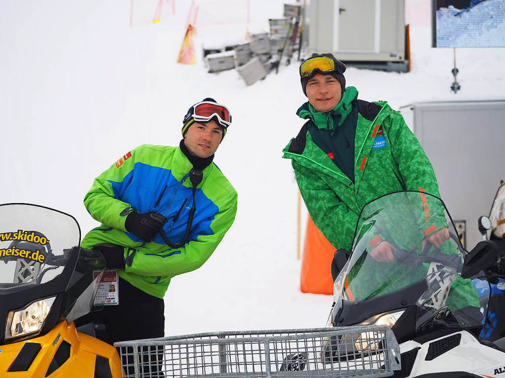 Tobias Schwemmin (links) und Marc Murach fahren mit Skidoos die Boarder den Berg hoch zum Start.