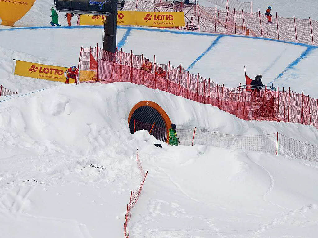 ber den Tunnel konnten Skifahrer und Snowboarder nah dran an die 770 Meter lange Weltcupstrecke.