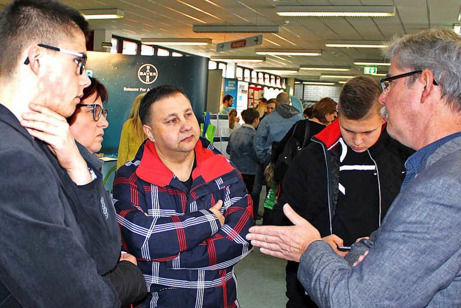 Familie Pacella kam aus Hauingen an den Hochrhein. „Wir möchten unsere beiden Söhne nicht bevormunden, aber schon paar Tipps geben. Eckart Hanser (rechts) von der Dualen Hochschule erläuterte diesen Bildungsweg für Abiturienten. (Foto: Rolf Reißmann) Familie Pacella kam aus Hauingen an den Hochrhein. „Wir möchten unsere beiden Söhne nicht bevormunden, aber schon paar Tipps geben. Eckart Hanser (rechts) von der Dualen Hochschule erläuterte diesen Bildungsweg für Abiturienten. (Foto: Rolf Reißmann)