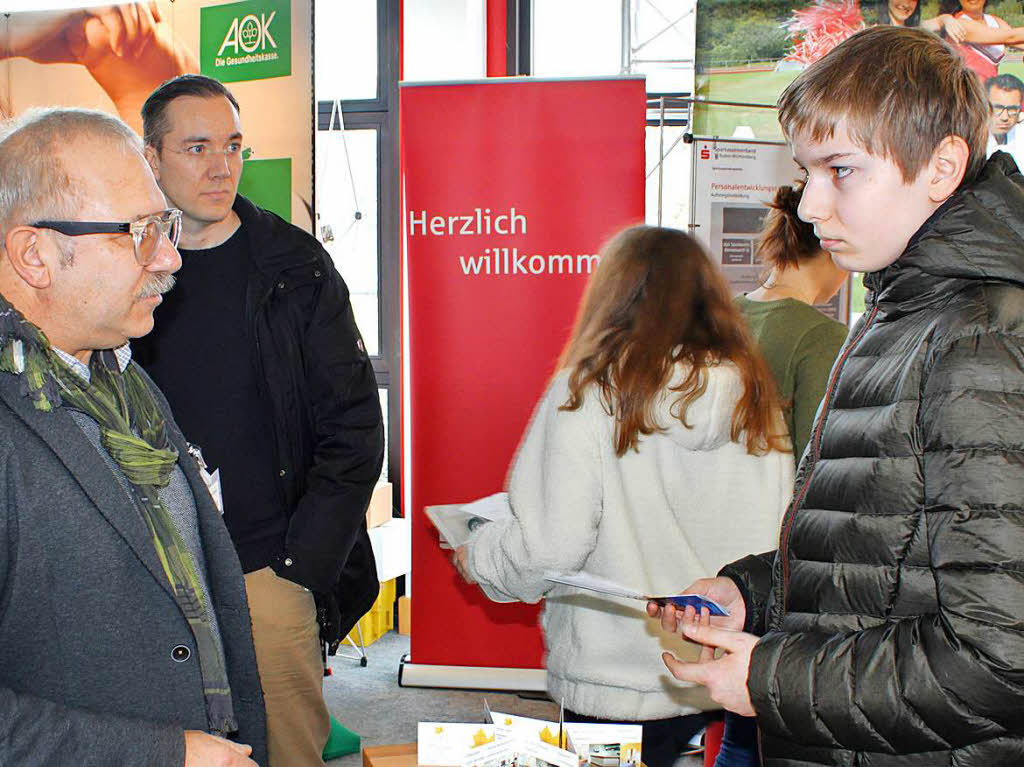 Michael Schwab im Gesprch mit Jannick aus Rheinfelden. „Ich empfehle immer wieder , die angebotenen Praktika intensiv zu nutzen,“ sagte der Kreishandwerksmeister