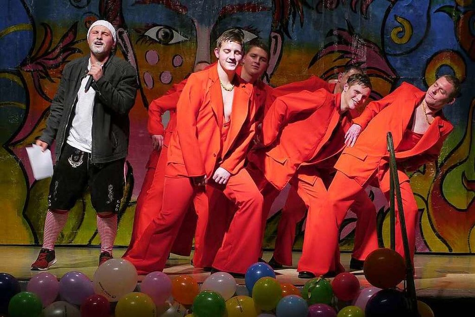 Verführerischer können Männer nicht sein: Beim Auftritt der Ranzengarde mit DJ Ötzi raste der Saal. (Foto: Christa Hülter-Hassler) Verführerischer können Männer nicht sein: Beim Auftritt der Ranzengarde mit DJ Ötzi raste der Saal. (Foto: Christa Hülter-Hassler)