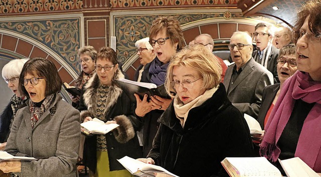 ...sowie der Kirchenchor dem scheidend...iedsgottesdienst musikalisch die Ehre.  | Foto: Martha Weishaar