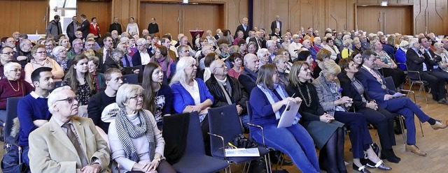 Rund 250 Gste hrten der Musik und der Rede des Brgermeisters im Kursaal zu.   | Foto: Susanne Mller