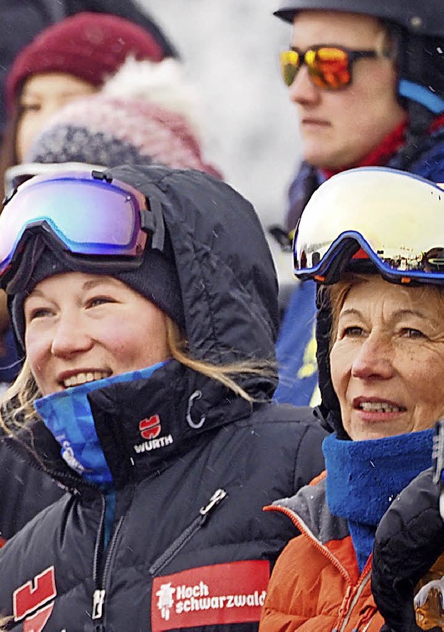 Snowboardcrosserin Jana Fischer und ihre Mutter Freya schauen zu.  | Foto: Susanne Gilg