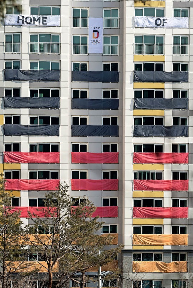 Die Nationalfarben Schwarz-Rot-Gold si...tiers im Olympischen Dorf angebracht.   | Foto: dpa