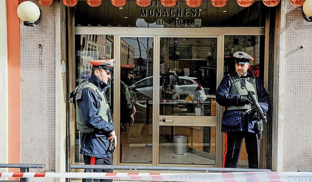 Polizisten berwachen nach der Schieerei in Macerata den Tatort.   | Foto: AFP