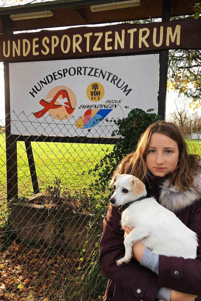 Jule Kchen mit Tete vor dem Hundesportzentrum   | Foto: Tobias Kchen