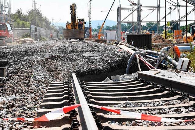 Betonsperre im kaputten Rheintalbahn-Tunnel wird entfernt