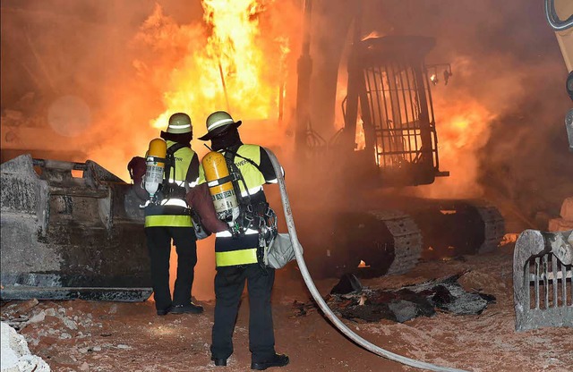 Vorige Woche ist  ein Bagger auf einer Baustelle ausgebrannt.   | Foto: dpa
