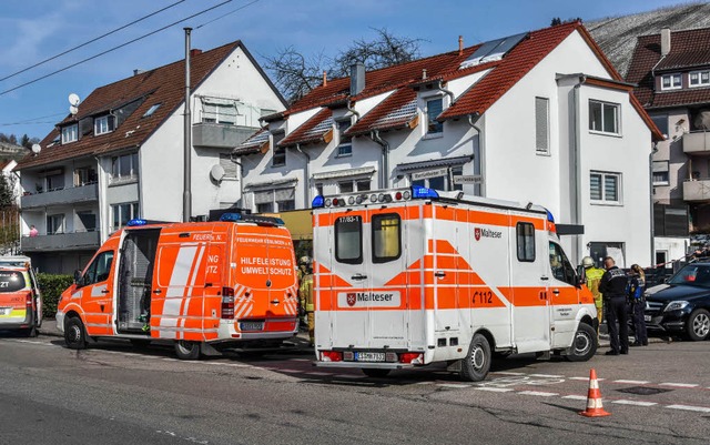Polizei und Rettungskrfte rcken in Esslingen zu einem Groeinsatz aus.  | Foto: dpa