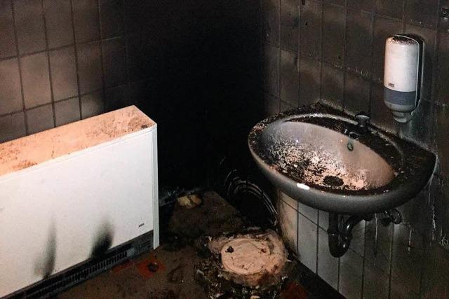 ffentliches WC am Friedhof Elzach durch Brand beschdigt