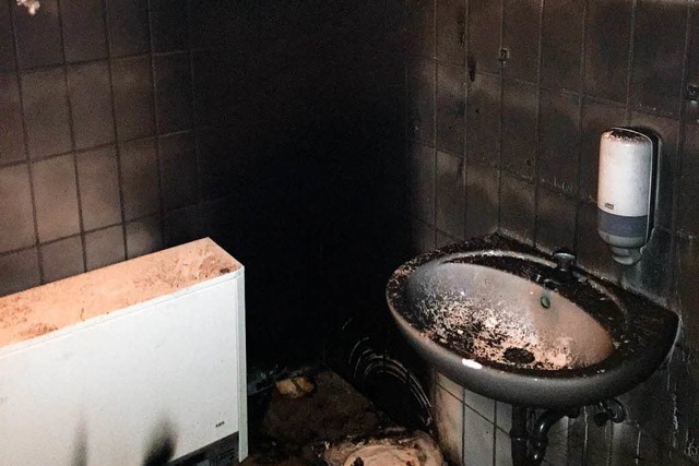 So sieht die Herrentoilette nach dem Brand aus.  | Foto: FFW Elzach