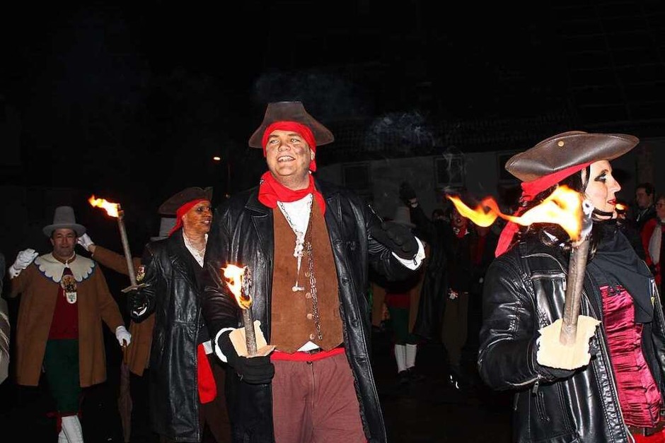 Die Löffel-Guggis begleiteten das Spektakel mit ihrer Musik. (Foto: Christa Maier) Die Löffel-Guggis begleiteten das Spektakel mit ihrer Musik. (Foto: Christa Maier)