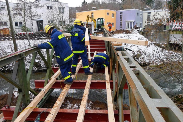 Das THW baut den  Brckenbelag auf.  | Foto: Eva Korinth