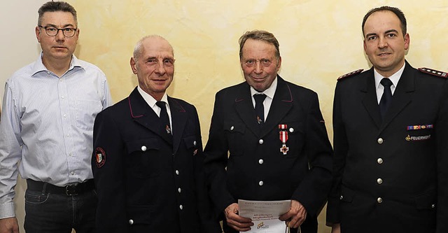Ehrungen bei der Feuerwehr (von links)...schaft) mit Kommandant Mathias Meier.   | Foto: Christa Rinklin
