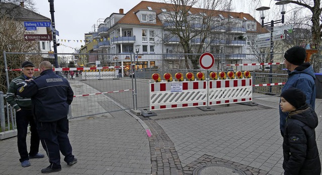 Mit einem Bauzaun gesperrt und von der...tenstrae und Bahnhofstrae verbindet.  | Foto: Hans-Peter Mller