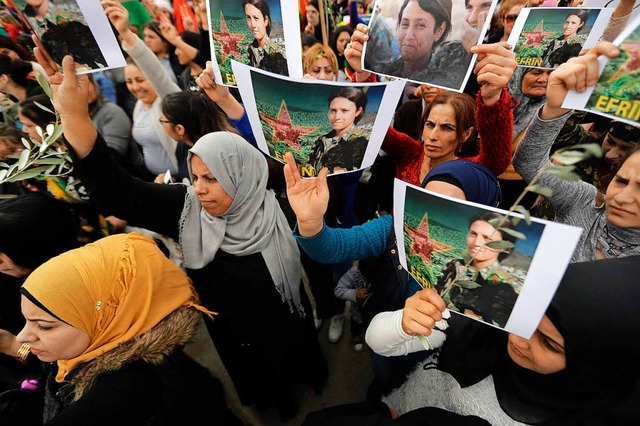 Libanesische Kurden protestierten am M... Beirut gegen die Offensive in Syrien   | Foto: AFP
