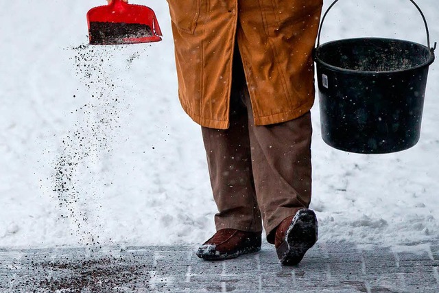 Wer Salz auf die Strae streut, kann dafr belangt werden.  | Foto: dpa-tmn