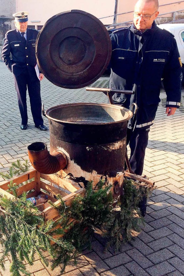 Ein Polizist mit dem beschlagnahmten Kesselwagen der Hexengruppe.  | Foto: dpa