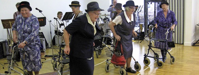Hatten die Lacher auf ihrer Seite: die... Serviceteam mit ihrem Rollator-Tanz.   | Foto: Georg Koch