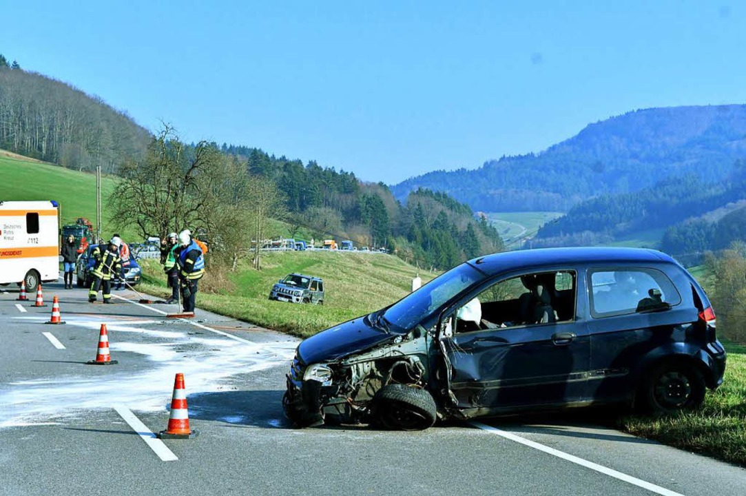 Auto Fährt Auf Der B 415 In Den Gegenverkehr Krankenhaus Seelbach Badische Zeitung 8946