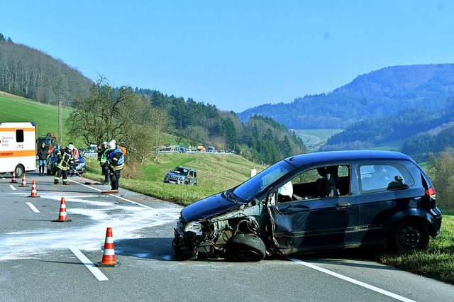 Zwei Autos wurden bei dem Unfall schwer beschdigt.  | Foto: Wolfgang Knstle