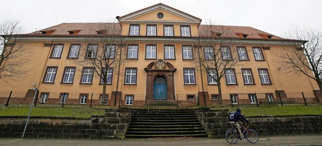 Das Gerst ist weg, es gibt wieder fre...ge Schulhaus in der Freiburger Strae.  | Foto: Sandras Decoux-KOne